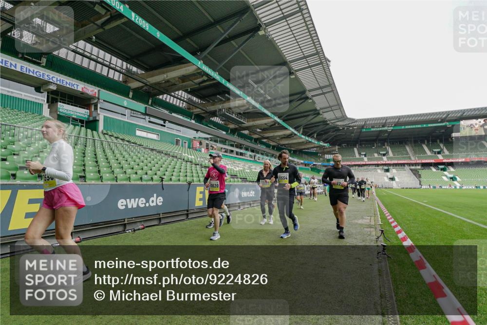 05.10.2025 - 20. swb-Marathon Bremen Michael Burmester http://msf.ph/oto/9224826 05.10.2025 10:36:43 Laufen im Stadion 7123, 7777, 7908, 8585, 9005, 9174, 9177, 9208, 9215, 9271, 9272, 9294, 9305, 9327, 9346, 9349, 9370, 9371, 9378, 9389, 9443, 9454, 9473, 9568, 9593, 9604, 9608, 9611, 9613, 9635, 9655, 9673, 9686, 9692, 9747, 9812, 9827, 9839, 9913, 9991, 10004, 10026, 10030, 10071, 10093, 10182, 10209, 10217, 10219, 10311, 10324, 10357, 10391, 10406, 10489, 10492, 10558, 10560, 10588, 10656, 10679, 10762, 10809, 10821, 10901, 7177, 9231, 9330 meine-sportfotos.de