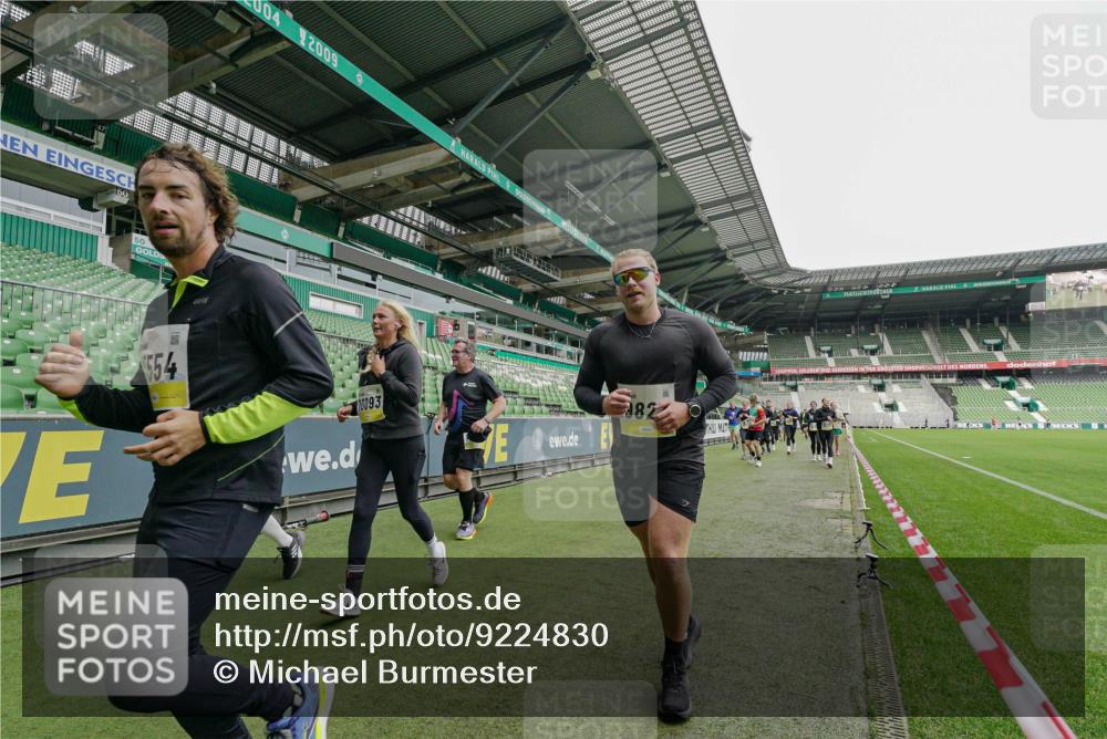 05.10.2025 - 20. swb-Marathon Bremen Michael Burmester http://msf.ph/oto/9224830 05.10.2025 10:36:44 Laufen im Stadion 7123, 7777, 7908, 8585, 9005, 9174, 9177, 9208, 9215, 9271, 9272, 9294, 9305, 9327, 9346, 9349, 9370, 9371, 9389, 9443, 9454, 9473, 9568, 9593, 9604, 9608, 9611, 9613, 9635, 9655, 9673, 9686, 9692, 9747, 9812, 9827, 9839, 9913, 9991, 10004, 10026, 10030, 10071, 10093, 10182, 10209, 10217, 10219, 10311, 10324, 10357, 10391, 10406, 10489, 10492, 10558, 10560, 10588, 10656, 10679, 10762, 10809, 10821, 10901, 7177, 9231, 9330 meine-sportfotos.de