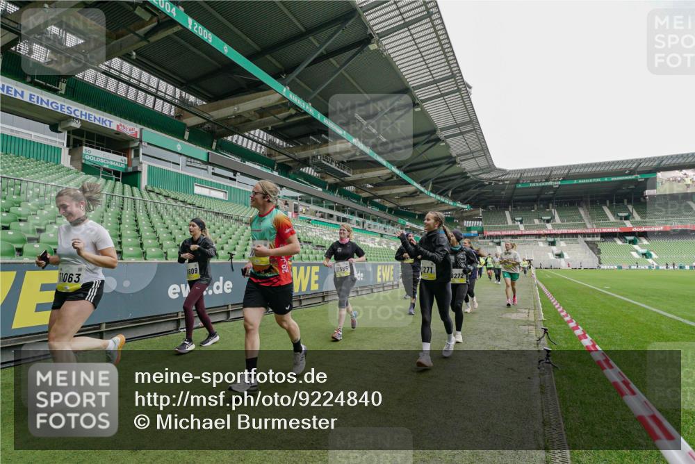 05.10.2025 - 20. swb-Marathon Bremen Michael Burmester http://msf.ph/oto/9224840 05.10.2025 10:36:49 Laufen im Stadion 7123, 7777, 7908, 8585, 9005, 9177, 9208, 9215, 9246, 9271, 9272, 9294, 9305, 9346, 9349, 9363, 9370, 9371, 9443, 9454, 9473, 9531, 9568, 9593, 9604, 9608, 9611, 9613, 9635, 9655, 9673, 9686, 9692, 9747, 9802, 9812, 9827, 9839, 9913, 9991, 10004, 10026, 10030, 10071, 10093, 10209, 10217, 10219, 10290, 10291, 10311, 10324, 10357, 10391, 10406, 10489, 10492, 10518, 10558, 10560, 10562, 10571, 10588, 10615, 10656, 10679, 10762, 10771, 10809, 10821, 10901, 7177 meine-sportfotos.de