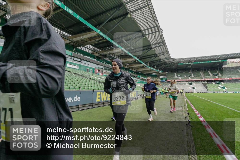 05.10.2025 - 20. swb-Marathon Bremen Michael Burmester http://msf.ph/oto/9224843 05.10.2025 10:36:50 Laufen im Stadion 7123, 7777, 7908, 8585, 9005, 9177, 9208, 9215, 9246, 9271, 9272, 9294, 9305, 9346, 9349, 9363, 9370, 9371, 9443, 9454, 9473, 9531, 9568, 9593, 9603, 9604, 9608, 9611, 9613, 9635, 9655, 9673, 9692, 9747, 9802, 9812, 9827, 9839, 9913, 9991, 10004, 10026, 10030, 10071, 10093, 10209, 10217, 10219, 10290, 10291, 10311, 10324, 10357, 10391, 10406, 10489, 10492, 10518, 10558, 10560, 10562, 10571, 10588, 10615, 10656, 10679, 10762, 10771, 10809, 10821, 10901, 7177 meine-sportfotos.de