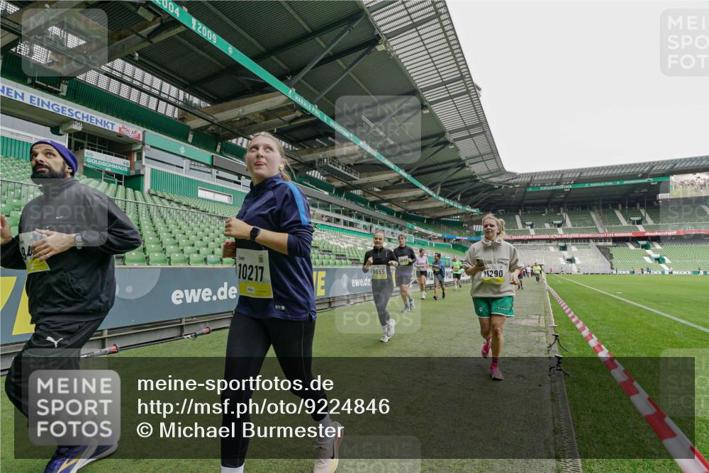 05.10.2025 - 20. swb-Marathon Bremen Michael Burmester http://msf.ph/oto/9224846 05.10.2025 10:36:51 Laufen im Stadion 7123, 7777, 7908, 8585, 9177, 9208, 9215, 9246, 9271, 9272, 9294, 9305, 9346, 9349, 9363, 9370, 9371, 9381, 9443, 9454, 9473, 9531, 9568, 9593, 9603, 9604, 9608, 9611, 9613, 9635, 9655, 9673, 9692, 9747, 9802, 9812, 9827, 9839, 9913, 9991, 10004, 10026, 10030, 10067, 10071, 10093, 10209, 10217, 10219, 10290, 10291, 10324, 10345, 10357, 10391, 10406, 10489, 10492, 10518, 10558, 10560, 10562, 10571, 10588, 10615, 10656, 10679, 10762, 10771, 10809, 10821, 10901, 7177 meine-sportfotos.de