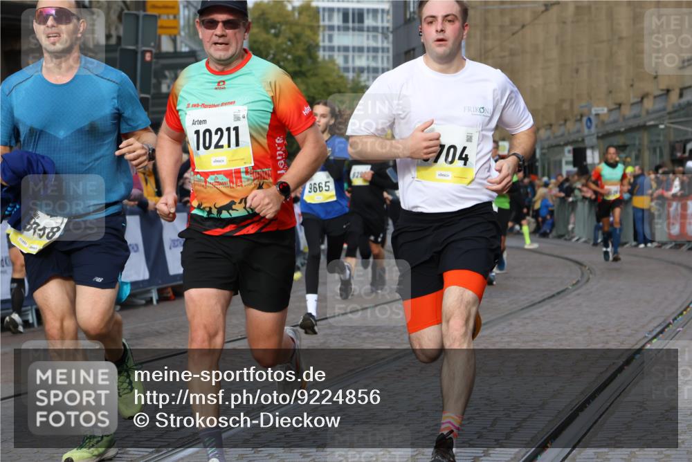 05.10.2025 - 20. swb-Marathon Bremen Strokosch-Dieckow http://msf.ph/oto/9224856 05.10.2025 10:48:26 Ziel 8787, 9223, 9298, 9385, 9437, 9478, 9665, 9704, 9810, 9958, 10109, 10131, 10177, 10211, 10685, 11005, 11357, 11505 meine-sportfotos.de