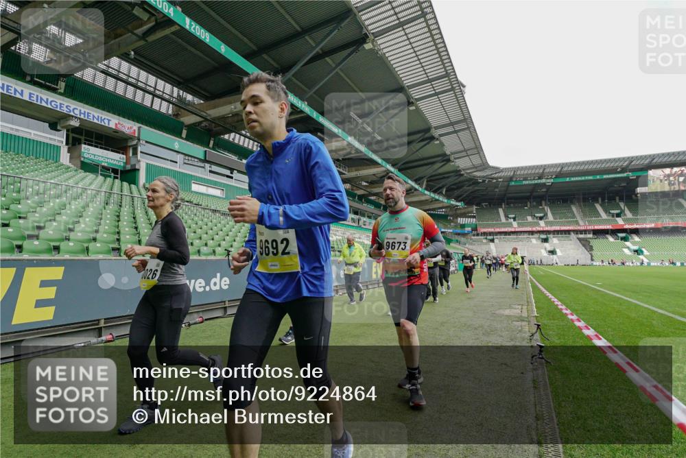 05.10.2025 - 20. swb-Marathon Bremen Michael Burmester http://msf.ph/oto/9224864 05.10.2025 10:36:59 Laufen im Stadion 7123, 7777, 9177, 9208, 9215, 9246, 9271, 9272, 9294, 9305, 9363, 9381, 9473, 9531, 9568, 9593, 9600, 9603, 9604, 9608, 9613, 9635, 9655, 9673, 9692, 9747, 9802, 9812, 9827, 9839, 9841, 9913, 9979, 9991, 10004, 10026, 10030, 10067, 10071, 10093, 10209, 10217, 10290, 10291, 10324, 10345, 10357, 10370, 10406, 10489, 10492, 10518, 10558, 10560, 10562, 10571, 10588, 10615, 10656, 10679, 10762, 10771, 10809, 10821, 10901, 11184, 11223, 11251, 7908, 8585, 9346 meine-sportfotos.de
