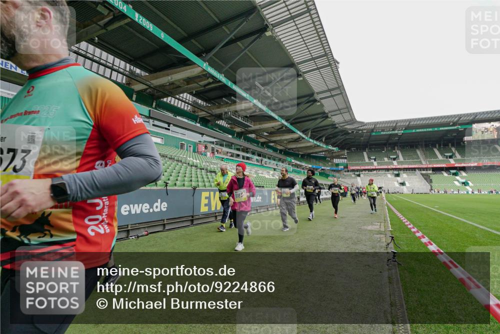 05.10.2025 - 20. swb-Marathon Bremen Michael Burmester http://msf.ph/oto/9224866 05.10.2025 10:37:00 Laufen im Stadion 7123, 7777, 9177, 9208, 9215, 9246, 9271, 9272, 9294, 9305, 9363, 9381, 9473, 9531, 9568, 9593, 9600, 9603, 9604, 9608, 9613, 9635, 9655, 9673, 9692, 9747, 9802, 9812, 9827, 9839, 9841, 9913, 9979, 9991, 10004, 10026, 10030, 10067, 10071, 10093, 10158, 10209, 10217, 10290, 10291, 10324, 10345, 10357, 10370, 10406, 10489, 10492, 10518, 10558, 10560, 10562, 10571, 10588, 10615, 10656, 10679, 10762, 10771, 10809, 10821, 10901, 11184, 11223, 11251, 7908, 8585, 9215, 9346 meine-sportfotos.de