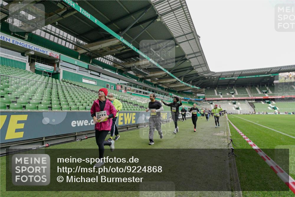 05.10.2025 - 20. swb-Marathon Bremen Michael Burmester http://msf.ph/oto/9224868 05.10.2025 10:37:00 Laufen im Stadion 7123, 7777, 9177, 9208, 9215, 9246, 9271, 9272, 9294, 9305, 9363, 9381, 9473, 9531, 9568, 9593, 9600, 9603, 9604, 9608, 9613, 9635, 9655, 9673, 9692, 9747, 9802, 9812, 9827, 9839, 9841, 9913, 9979, 9991, 10004, 10026, 10030, 10067, 10071, 10093, 10158, 10209, 10217, 10290, 10291, 10324, 10345, 10357, 10370, 10406, 10489, 10492, 10518, 10558, 10560, 10562, 10571, 10588, 10615, 10656, 10679, 10762, 10771, 10809, 10821, 10901, 11184, 11223, 11251, 7908, 8585, 9215, 9346 meine-sportfotos.de