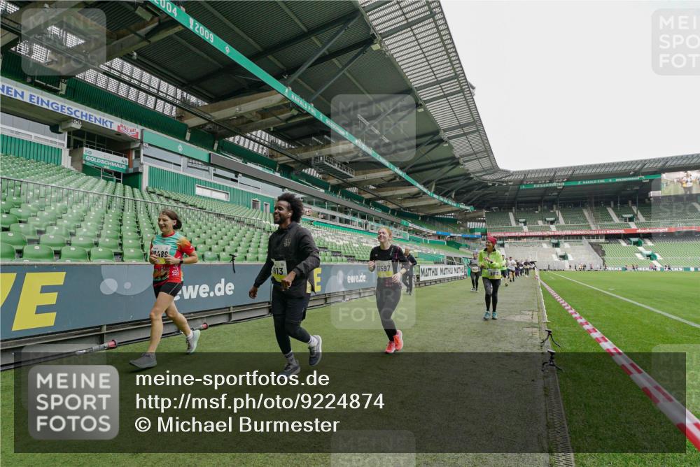 05.10.2025 - 20. swb-Marathon Bremen Michael Burmester http://msf.ph/oto/9224874 05.10.2025 10:37:02 Laufen im Stadion 7123, 7777, 9177, 9208, 9246, 9271, 9272, 9294, 9305, 9363, 9381, 9473, 9531, 9568, 9593, 9600, 9603, 9604, 9608, 9613, 9635, 9655, 9673, 9692, 9802, 9812, 9827, 9839, 9841, 9913, 9979, 9991, 10004, 10026, 10030, 10067, 10071, 10093, 10158, 10209, 10217, 10290, 10291, 10345, 10357, 10370, 10406, 10489, 10492, 10518, 10558, 10560, 10562, 10571, 10588, 10615, 10656, 10679, 10762, 10771, 10809, 10821, 10901, 11184, 11223, 11251, 7908, 8585, 9215, 9346 meine-sportfotos.de