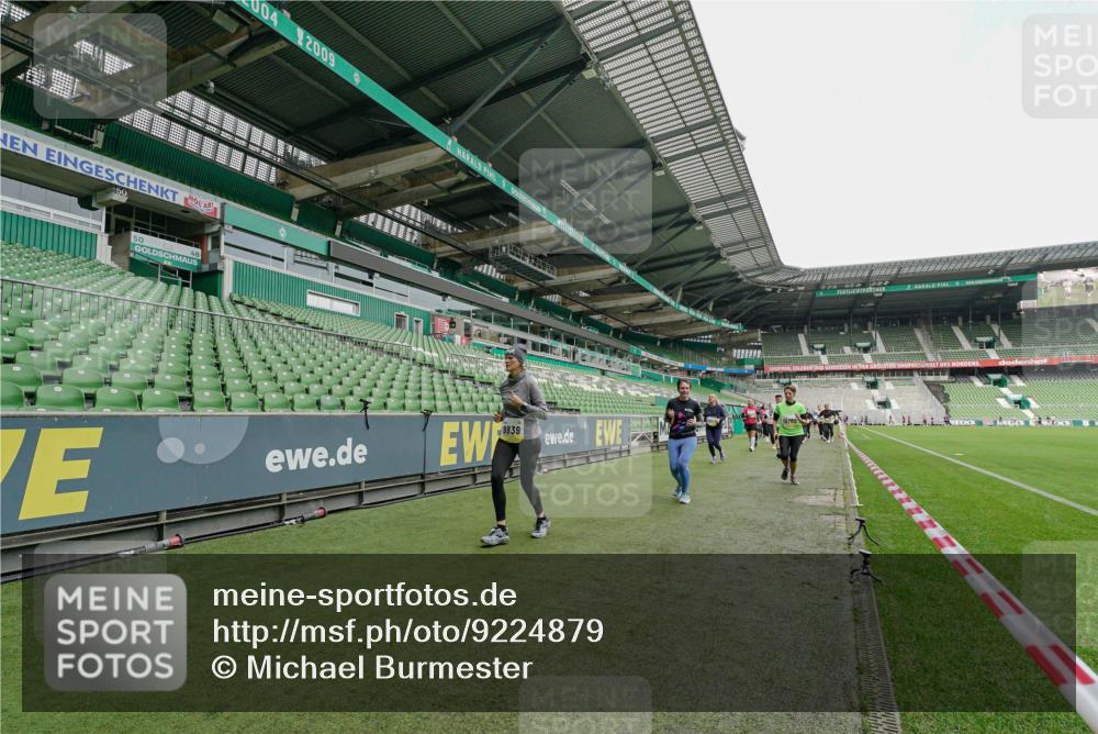 05.10.2025 - 20. swb-Marathon Bremen Michael Burmester http://msf.ph/oto/9224879 05.10.2025 10:37:07 Laufen im Stadion 7777, 9177, 9208, 9246, 9271, 9272, 9294, 9305, 9363, 9381, 9473, 9531, 9532, 9593, 9600, 9603, 9604, 9608, 9613, 9635, 9655, 9673, 9692, 9802, 9812, 9827, 9839, 9841, 9913, 9979, 9991, 10004, 10026, 10030, 10067, 10071, 10093, 10158, 10209, 10217, 10290, 10291, 10345, 10370, 10406, 10489, 10492, 10508, 10518, 10558, 10560, 10562, 10571, 10588, 10615, 10656, 10679, 10762, 10771, 10809, 10821, 10901, 11124, 11184, 11223, 11251, 7908, 8585, 9215, 9346 meine-sportfotos.de