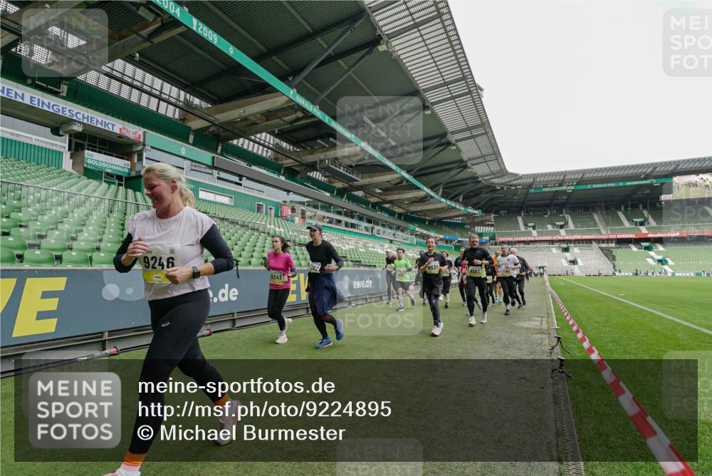 05.10.2025 - 20. swb-Marathon Bremen Michael Burmester http://msf.ph/oto/9224895 05.10.2025 10:37:15 Laufen im Stadion 7776, 7777, 9177, 9208, 9246, 9271, 9272, 9294, 9305, 9360, 9363, 9381, 9473, 9531, 9532, 9600, 9603, 9604, 9655, 9673, 9692, 9802, 9812, 9827, 9839, 9841, 9913, 9979, 10004, 10026, 10030, 10067, 10071, 10093, 10158, 10209, 10217, 10290, 10291, 10345, 10370, 10477, 10489, 10492, 10508, 10518, 10558, 10562, 10571, 10588, 10615, 10656, 10679, 10762, 10771, 10809, 10821, 10837, 10872, 10876, 10995, 11124, 11184, 11223, 11251, 11415, 7908, 9215, 9346 meine-sportfotos.de