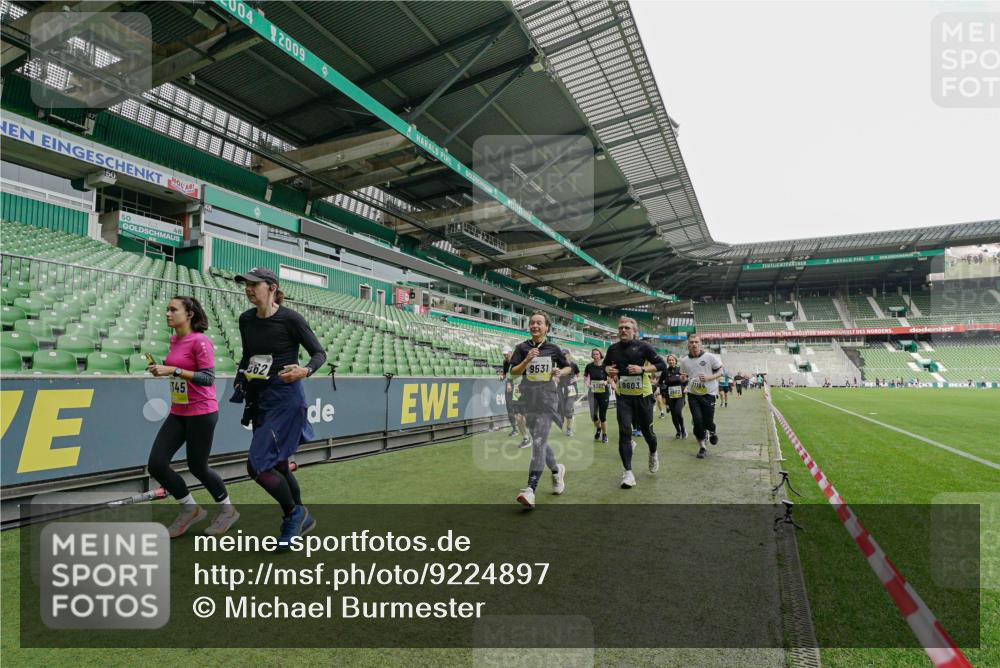 05.10.2025 - 20. swb-Marathon Bremen Michael Burmester http://msf.ph/oto/9224897 05.10.2025 10:37:16 Laufen im Stadion 7776, 7777, 9177, 9208, 9246, 9271, 9272, 9294, 9305, 9360, 9363, 9381, 9473, 9531, 9532, 9600, 9603, 9604, 9655, 9673, 9692, 9802, 9812, 9827, 9839, 9841, 9913, 9979, 10004, 10026, 10030, 10067, 10071, 10093, 10158, 10209, 10217, 10265, 10271, 10290, 10291, 10345, 10370, 10477, 10489, 10492, 10508, 10518, 10558, 10562, 10571, 10588, 10615, 10656, 10679, 10762, 10771, 10809, 10821, 10837, 10872, 10876, 10995, 11124, 11184, 11223, 11251, 11415, 9215, 9346 meine-sportfotos.de