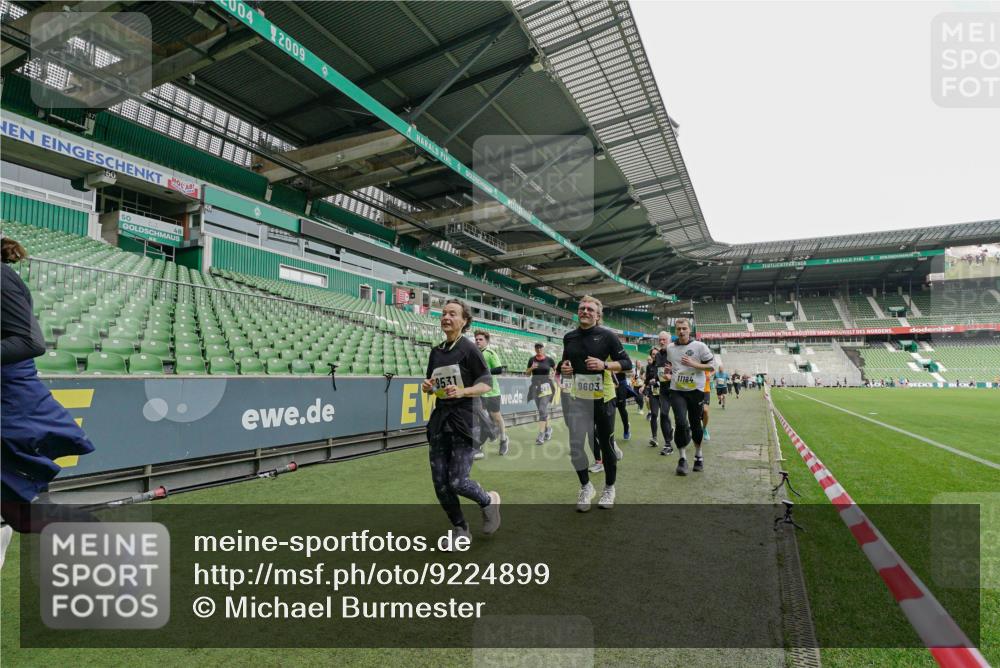 05.10.2025 - 20. swb-Marathon Bremen Michael Burmester http://msf.ph/oto/9224899 05.10.2025 10:37:16 Laufen im Stadion 7776, 7777, 9177, 9208, 9246, 9271, 9272, 9294, 9305, 9360, 9363, 9381, 9473, 9531, 9532, 9600, 9603, 9604, 9655, 9673, 9692, 9802, 9812, 9827, 9839, 9841, 9913, 9979, 10004, 10026, 10030, 10067, 10071, 10093, 10158, 10209, 10217, 10265, 10271, 10290, 10291, 10345, 10370, 10477, 10489, 10492, 10508, 10518, 10558, 10562, 10571, 10588, 10615, 10656, 10679, 10762, 10771, 10809, 10821, 10837, 10872, 10876, 10995, 11124, 11184, 11223, 11251, 11415, 9215, 9346 meine-sportfotos.de