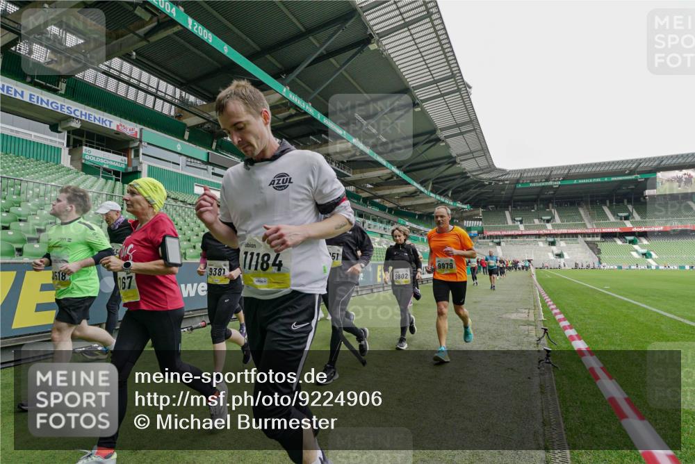 05.10.2025 - 20. swb-Marathon Bremen Michael Burmester http://msf.ph/oto/9224906 05.10.2025 10:37:18 Laufen im Stadion 7776, 7777, 9177, 9208, 9246, 9271, 9272, 9294, 9305, 9360, 9363, 9381, 9473, 9531, 9532, 9600, 9603, 9604, 9655, 9673, 9692, 9802, 9812, 9827, 9839, 9841, 9913, 9979, 10004, 10026, 10030, 10067, 10071, 10093, 10158, 10209, 10217, 10265, 10271, 10290, 10291, 10345, 10370, 10477, 10489, 10492, 10508, 10518, 10562, 10571, 10588, 10615, 10656, 10679, 10762, 10771, 10777, 10809, 10821, 10837, 10872, 10876, 10995, 11124, 11184, 11223, 11251, 11415, 9215 meine-sportfotos.de