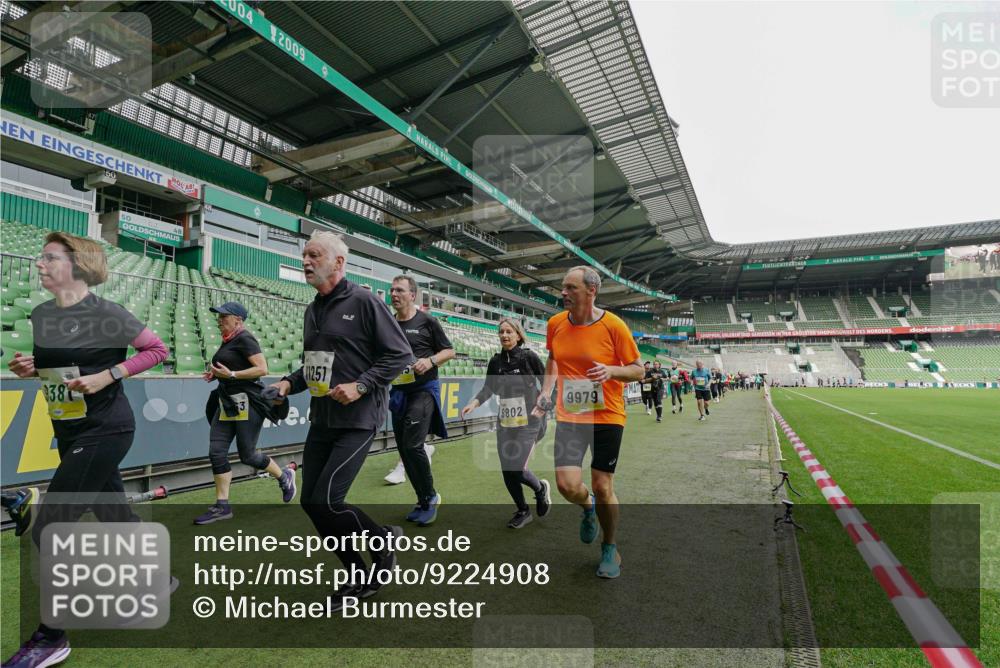 05.10.2025 - 20. swb-Marathon Bremen Michael Burmester http://msf.ph/oto/9224908 05.10.2025 10:37:19 Laufen im Stadion 7776, 7777, 9177, 9208, 9246, 9271, 9272, 9294, 9305, 9360, 9363, 9381, 9473, 9531, 9532, 9600, 9603, 9604, 9655, 9673, 9692, 9802, 9812, 9839, 9841, 9913, 9979, 10004, 10026, 10030, 10067, 10071, 10093, 10158, 10209, 10217, 10265, 10271, 10290, 10291, 10345, 10370, 10477, 10489, 10492, 10508, 10518, 10562, 10571, 10588, 10615, 10656, 10679, 10762, 10771, 10777, 10809, 10821, 10837, 10872, 10876, 10995, 11124, 11184, 11223, 11251, 11415, 9215 meine-sportfotos.de