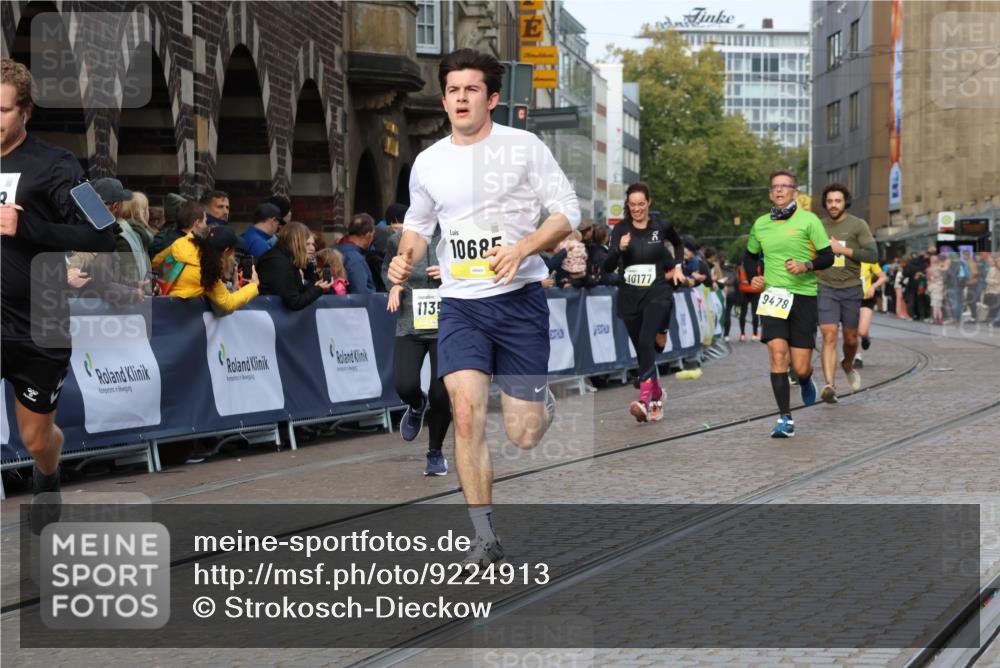 05.10.2025 - 20. swb-Marathon Bremen Strokosch-Dieckow http://msf.ph/oto/9224913 05.10.2025 10:48:30 Ziel 9298, 9385, 9406, 9437, 9478, 10131, 10177, 10685, 11005, 11096, 11357, 11505 meine-sportfotos.de