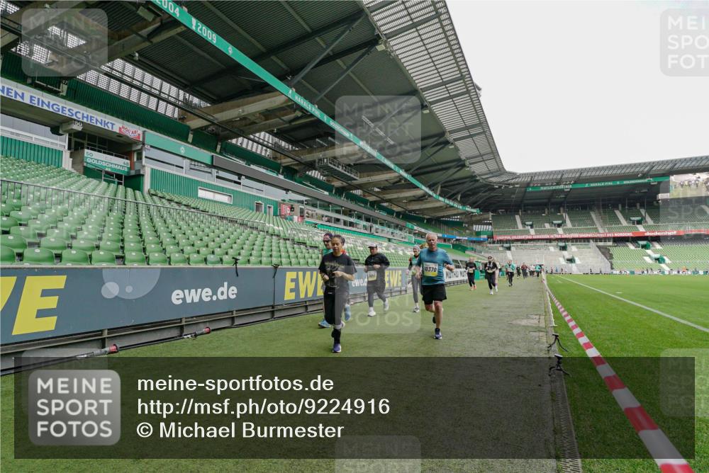 05.10.2025 - 20. swb-Marathon Bremen Michael Burmester http://msf.ph/oto/9224916 05.10.2025 10:37:22 Laufen im Stadion 7776, 7777, 9177, 9208, 9246, 9271, 9272, 9294, 9305, 9360, 9363, 9365, 9381, 9473, 9531, 9532, 9600, 9603, 9604, 9655, 9673, 9692, 9802, 9812, 9839, 9841, 9893, 9913, 9979, 10004, 10026, 10067, 10071, 10158, 10217, 10265, 10271, 10290, 10291, 10345, 10370, 10477, 10489, 10492, 10508, 10510, 10518, 10562, 10571, 10588, 10615, 10656, 10679, 10762, 10771, 10777, 10809, 10821, 10837, 10872, 10876, 10995, 11001, 11121, 11124, 11162, 11183, 11184, 11223, 11251, 11415 meine-sportfotos.de