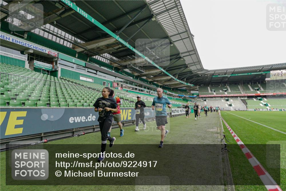 05.10.2025 - 20. swb-Marathon Bremen Michael Burmester http://msf.ph/oto/9224917 05.10.2025 10:37:23 Laufen im Stadion 7776, 7777, 9177, 9208, 9246, 9271, 9272, 9305, 9360, 9363, 9365, 9381, 9473, 9531, 9532, 9600, 9603, 9604, 9655, 9673, 9692, 9802, 9812, 9839, 9841, 9893, 9913, 9979, 10004, 10026, 10067, 10071, 10158, 10217, 10265, 10271, 10290, 10291, 10345, 10370, 10477, 10489, 10492, 10508, 10510, 10518, 10562, 10571, 10588, 10615, 10656, 10679, 10762, 10771, 10777, 10821, 10837, 10872, 10876, 10995, 11001, 11121, 11124, 11162, 11183, 11184, 11223, 11251, 11415 meine-sportfotos.de