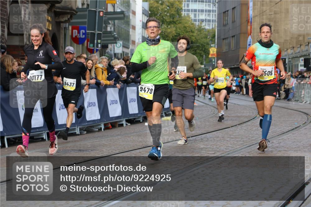 05.10.2025 - 20. swb-Marathon Bremen Strokosch-Dieckow http://msf.ph/oto/9224925 05.10.2025 10:48:31 Ziel 9298, 9385, 9406, 9437, 9478, 10131, 10177, 10303, 10685, 11005, 11096, 11357, 11505 meine-sportfotos.de