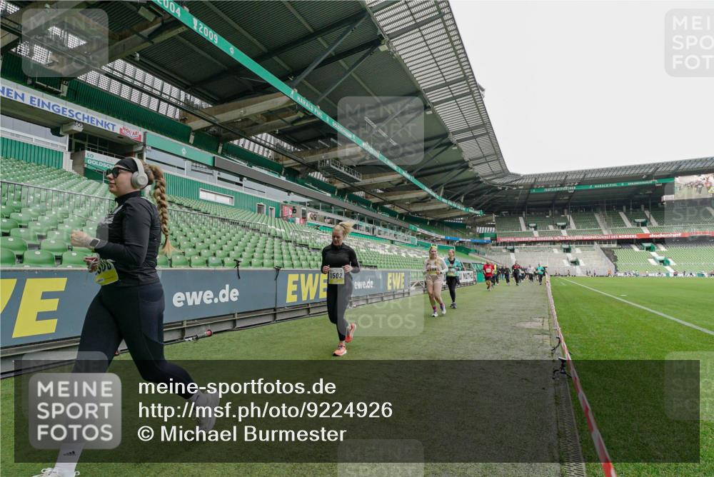 05.10.2025 - 20. swb-Marathon Bremen Michael Burmester http://msf.ph/oto/9224926 05.10.2025 10:37:28 Laufen im Stadion 7776, 9177, 9208, 9246, 9305, 9360, 9363, 9365, 9381, 9426, 9531, 9532, 9600, 9603, 9604, 9673, 9692, 9802, 9812, 9839, 9841, 9893, 9913, 9979, 10004, 10026, 10067, 10071, 10158, 10265, 10271, 10274, 10290, 10291, 10301, 10345, 10370, 10471, 10477, 10489, 10492, 10508, 10510, 10518, 10562, 10571, 10588, 10615, 10679, 10762, 10771, 10777, 10821, 10826, 10837, 10872, 10876, 10995, 11001, 11050, 11121, 11124, 11150, 11162, 11183, 11184, 11223, 11251, 11415 meine-sportfotos.de
