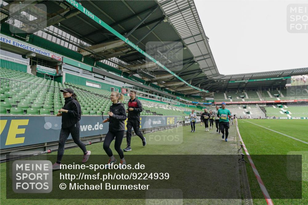 05.10.2025 - 20. swb-Marathon Bremen Michael Burmester http://msf.ph/oto/9224939 05.10.2025 10:37:40 Laufen im Stadion 7621, 7776, 9237, 9246, 9305, 9360, 9363, 9365, 9381, 9426, 9448, 9531, 9532, 9536, 9600, 9603, 9642, 9748, 9802, 9839, 9841, 9893, 9979, 10056, 10067, 10098, 10158, 10194, 10265, 10271, 10274, 10290, 10291, 10301, 10345, 10370, 10471, 10477, 10489, 10508, 10510, 10518, 10562, 10571, 10611, 10615, 10771, 10777, 10821, 10826, 10829, 10837, 10872, 10876, 10995, 11001, 11050, 11121, 11124, 11150, 11162, 11183, 11184, 11223, 11251, 11415, 9177, 9208 meine-sportfotos.de