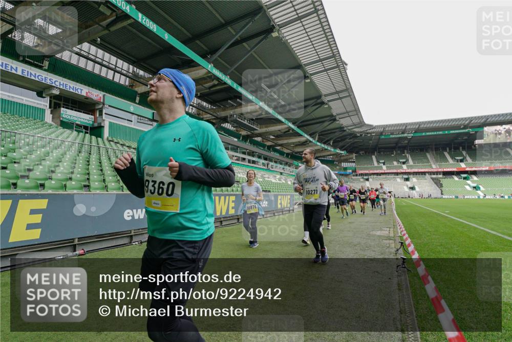 05.10.2025 - 20. swb-Marathon Bremen Michael Burmester http://msf.ph/oto/9224942 05.10.2025 10:37:42 Laufen im Stadion 7621, 7776, 9237, 9246, 9305, 9360, 9363, 9365, 9381, 9426, 9448, 9486, 9531, 9532, 9536, 9600, 9603, 9642, 9748, 9802, 9839, 9841, 9893, 9979, 10056, 10067, 10098, 10158, 10194, 10265, 10271, 10274, 10290, 10291, 10301, 10345, 10370, 10471, 10477, 10508, 10510, 10518, 10562, 10571, 10611, 10615, 10711, 10713, 10771, 10777, 10821, 10826, 10829, 10837, 10872, 10876, 10995, 11001, 11050, 11121, 11124, 11150, 11162, 11183, 11184, 11223, 11251, 11415, 9177, 9208 meine-sportfotos.de
