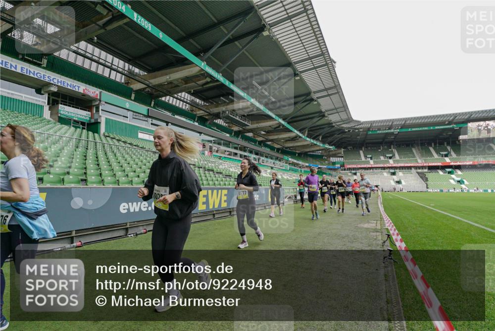 05.10.2025 - 20. swb-Marathon Bremen Michael Burmester http://msf.ph/oto/9224948 05.10.2025 10:37:44 Laufen im Stadion 7621, 7776, 9237, 9246, 9360, 9363, 9365, 9381, 9426, 9448, 9486, 9531, 9532, 9536, 9600, 9603, 9642, 9748, 9802, 9841, 9893, 9979, 10056, 10067, 10098, 10158, 10194, 10265, 10271, 10274, 10290, 10291, 10301, 10345, 10370, 10471, 10477, 10485, 10508, 10510, 10518, 10562, 10571, 10611, 10615, 10711, 10713, 10771, 10777, 10826, 10829, 10837, 10872, 10876, 10995, 11001, 11050, 11121, 11124, 11150, 11162, 11183, 11184, 11223, 11251, 11415, 9177, 9208 meine-sportfotos.de