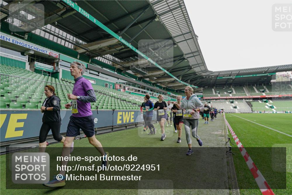 05.10.2025 - 20. swb-Marathon Bremen Michael Burmester http://msf.ph/oto/9224951 05.10.2025 10:37:47 Laufen im Stadion 7621, 7776, 9189, 9210, 9237, 9360, 9363, 9365, 9381, 9426, 9448, 9468, 9486, 9531, 9532, 9536, 9600, 9603, 9642, 9748, 9802, 9813, 9841, 9858, 9893, 9979, 10056, 10067, 10098, 10158, 10194, 10265, 10271, 10274, 10290, 10291, 10301, 10345, 10370, 10471, 10477, 10485, 10508, 10510, 10518, 10562, 10571, 10611, 10615, 10711, 10713, 10777, 10826, 10829, 10837, 10872, 10876, 10995, 11001, 11050, 11121, 11124, 11150, 11162, 11183, 11184, 11223, 11251, 11415, 9177, 9208 meine-sportfotos.de