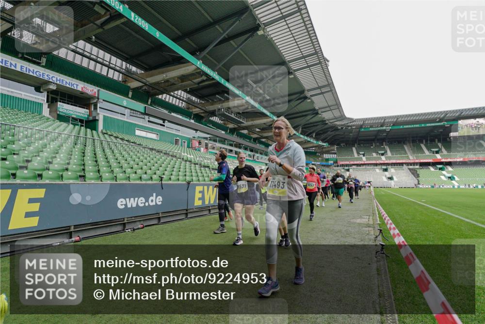05.10.2025 - 20. swb-Marathon Bremen Michael Burmester http://msf.ph/oto/9224953 05.10.2025 10:37:47 Laufen im Stadion 7621, 7776, 9189, 9210, 9237, 9360, 9363, 9365, 9381, 9426, 9448, 9468, 9486, 9531, 9532, 9536, 9600, 9603, 9642, 9748, 9802, 9813, 9841, 9858, 9893, 9979, 10056, 10067, 10098, 10158, 10194, 10265, 10271, 10274, 10290, 10291, 10301, 10345, 10370, 10471, 10477, 10485, 10508, 10510, 10518, 10562, 10571, 10611, 10615, 10711, 10713, 10777, 10826, 10829, 10837, 10872, 10876, 10995, 11001, 11050, 11121, 11124, 11150, 11162, 11183, 11184, 11223, 11251, 11415, 9177, 9208 meine-sportfotos.de