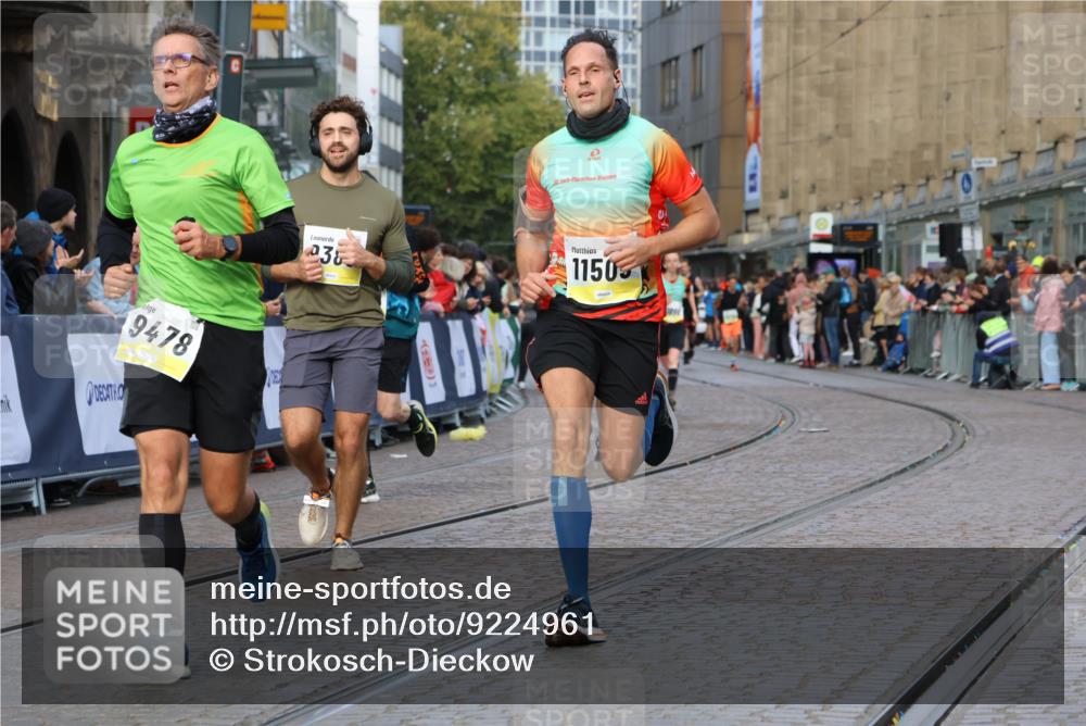 05.10.2025 - 20. swb-Marathon Bremen Strokosch-Dieckow http://msf.ph/oto/9224961 05.10.2025 10:48:32 Ziel 9385, 9406, 9437, 9478, 10177, 10303, 10685, 11005, 11096, 11357, 11505 meine-sportfotos.de