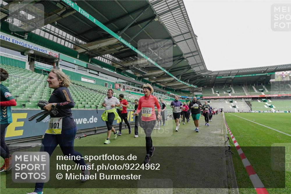 05.10.2025 - 20. swb-Marathon Bremen Michael Burmester http://msf.ph/oto/9224962 05.10.2025 10:37:49 Laufen im Stadion 7621, 7776, 9189, 9210, 9237, 9360, 9365, 9381, 9426, 9448, 9468, 9486, 9531, 9532, 9536, 9600, 9603, 9642, 9748, 9813, 9841, 9858, 9893, 9979, 10056, 10067, 10098, 10130, 10158, 10194, 10265, 10271, 10274, 10278, 10301, 10345, 10370, 10437, 10471, 10477, 10485, 10508, 10510, 10518, 10595, 10598, 10611, 10711, 10713, 10777, 10826, 10829, 10837, 10872, 10876, 10995, 11001, 11050, 11121, 11124, 11150, 11162, 11183, 11184, 11223, 11251, 11415, 9177, 9208, 9531 meine-sportfotos.de