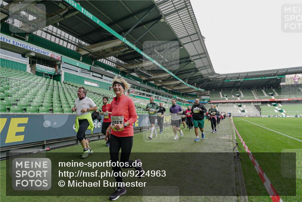 05.10.2025 - 20. swb-Marathon Bremen Michael Burmester http://msf.ph/oto/9224963 05.10.2025 10:37:50 Laufen im Stadion 7621, 7776, 9189, 9210, 9237, 9360, 9365, 9381, 9426, 9448, 9468, 9486, 9532, 9536, 9600, 9603, 9642, 9748, 9813, 9841, 9858, 9893, 9979, 10056, 10067, 10098, 10130, 10158, 10194, 10265, 10271, 10274, 10278, 10301, 10345, 10370, 10437, 10471, 10477, 10485, 10508, 10510, 10595, 10598, 10611, 10711, 10713, 10777, 10826, 10829, 10837, 10872, 10876, 10995, 11001, 11050, 11121, 11124, 11150, 11162, 11183, 11184, 11223, 11251, 11415, 9177, 9208, 9531 meine-sportfotos.de