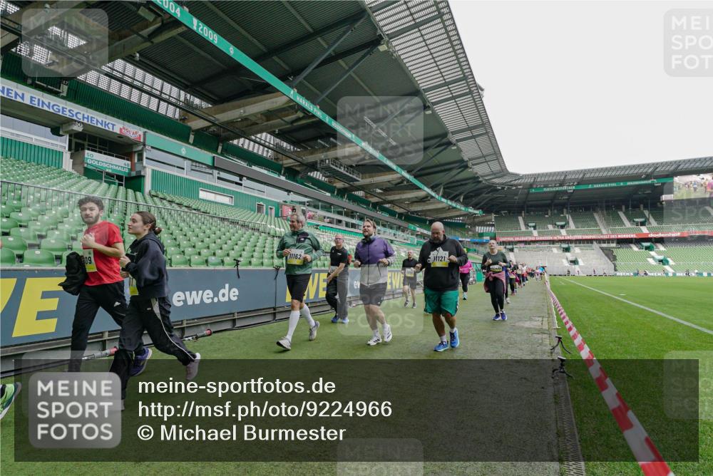 05.10.2025 - 20. swb-Marathon Bremen Michael Burmester http://msf.ph/oto/9224966 05.10.2025 10:37:51 Laufen im Stadion 7621, 7776, 9189, 9210, 9237, 9360, 9365, 9381, 9426, 9448, 9468, 9486, 9532, 9536, 9600, 9642, 9748, 9813, 9841, 9858, 9893, 9979, 10033, 10056, 10067, 10098, 10130, 10158, 10194, 10265, 10271, 10274, 10278, 10301, 10345, 10370, 10437, 10471, 10477, 10485, 10508, 10510, 10595, 10598, 10611, 10711, 10713, 10777, 10826, 10829, 10837, 10872, 10876, 10995, 11001, 11050, 11121, 11124, 11150, 11162, 11183, 11184, 11223, 11251, 11415, 9177, 9208, 9381, 9531 meine-sportfotos.de