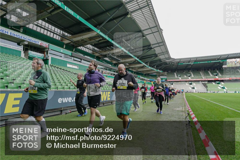 05.10.2025 - 20. swb-Marathon Bremen Michael Burmester http://msf.ph/oto/9224970 05.10.2025 10:37:52 Laufen im Stadion 7621, 7776, 9189, 9210, 9237, 9360, 9365, 9426, 9448, 9468, 9486, 9532, 9536, 9600, 9642, 9748, 9813, 9841, 9858, 9893, 9979, 10033, 10056, 10098, 10130, 10158, 10194, 10265, 10271, 10274, 10278, 10301, 10370, 10437, 10471, 10477, 10485, 10508, 10510, 10595, 10598, 10611, 10711, 10713, 10777, 10826, 10829, 10837, 10872, 10876, 10995, 11001, 11050, 11121, 11124, 11150, 11162, 11183, 11184, 11223, 11251, 11415, 9177, 9208, 9381, 9531 meine-sportfotos.de