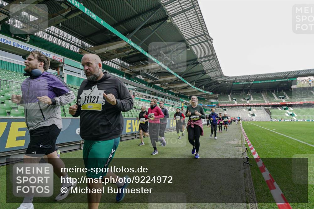 05.10.2025 - 20. swb-Marathon Bremen Michael Burmester http://msf.ph/oto/9224972 05.10.2025 10:37:52 Laufen im Stadion 7621, 7776, 9189, 9210, 9237, 9360, 9365, 9426, 9448, 9468, 9486, 9532, 9536, 9600, 9642, 9748, 9813, 9841, 9858, 9893, 9979, 10033, 10056, 10098, 10130, 10158, 10194, 10265, 10271, 10274, 10278, 10301, 10370, 10437, 10471, 10477, 10485, 10508, 10510, 10595, 10598, 10611, 10711, 10713, 10777, 10826, 10829, 10837, 10872, 10876, 10995, 11001, 11050, 11121, 11124, 11150, 11162, 11183, 11184, 11223, 11251, 11415, 9177, 9208, 9381, 9531 meine-sportfotos.de