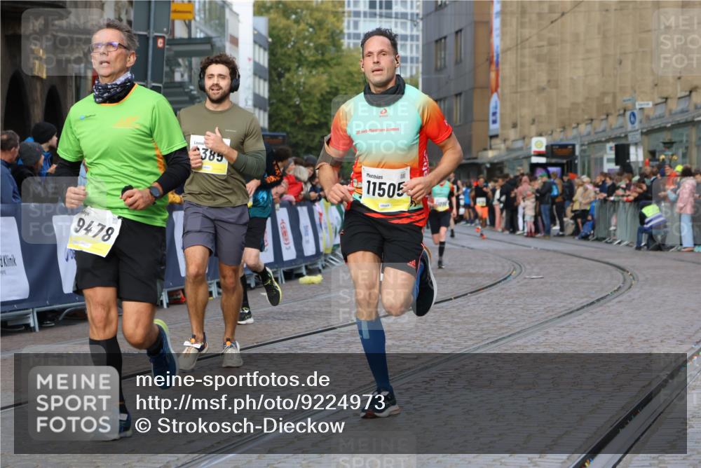 05.10.2025 - 20. swb-Marathon Bremen Strokosch-Dieckow http://msf.ph/oto/9224973 05.10.2025 10:48:32 Ziel 9385, 9406, 9437, 9478, 10177, 10303, 10685, 11005, 11096, 11357, 11505 meine-sportfotos.de