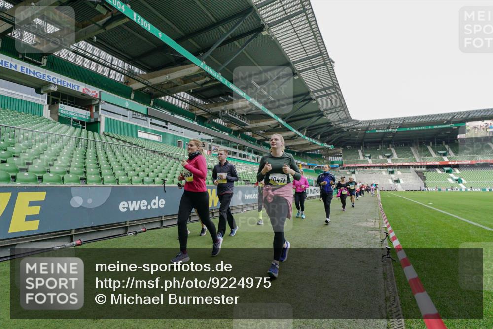 05.10.2025 - 20. swb-Marathon Bremen Michael Burmester http://msf.ph/oto/9224975 05.10.2025 10:37:53 Laufen im Stadion 7621, 7776, 9189, 9210, 9237, 9360, 9365, 9426, 9448, 9468, 9486, 9532, 9536, 9600, 9642, 9684, 9748, 9813, 9841, 9858, 9893, 9979, 10033, 10056, 10098, 10130, 10158, 10194, 10265, 10271, 10274, 10278, 10301, 10370, 10437, 10471, 10477, 10485, 10508, 10510, 10595, 10598, 10611, 10678, 10711, 10713, 10777, 10826, 10829, 10837, 10872, 10876, 10995, 11001, 11050, 11121, 11124, 11150, 11162, 11183, 11184, 11223, 11251, 11415, 9177, 9208, 9381, 9531 meine-sportfotos.de
