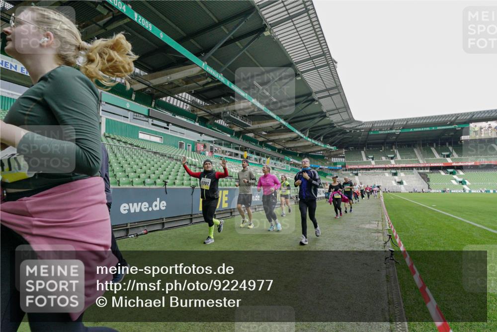 05.10.2025 - 20. swb-Marathon Bremen Michael Burmester http://msf.ph/oto/9224977 05.10.2025 10:37:54 Laufen im Stadion 7621, 7776, 9189, 9210, 9237, 9360, 9365, 9426, 9448, 9468, 9486, 9532, 9536, 9600, 9642, 9684, 9748, 9813, 9841, 9858, 9893, 9979, 10033, 10056, 10098, 10130, 10158, 10194, 10265, 10271, 10274, 10278, 10301, 10370, 10437, 10471, 10477, 10485, 10508, 10510, 10595, 10598, 10611, 10678, 10711, 10713, 10777, 10826, 10829, 10837, 10872, 10876, 10995, 11001, 11050, 11121, 11124, 11150, 11162, 11183, 11223, 11415, 9177, 9208, 9381, 9531 meine-sportfotos.de