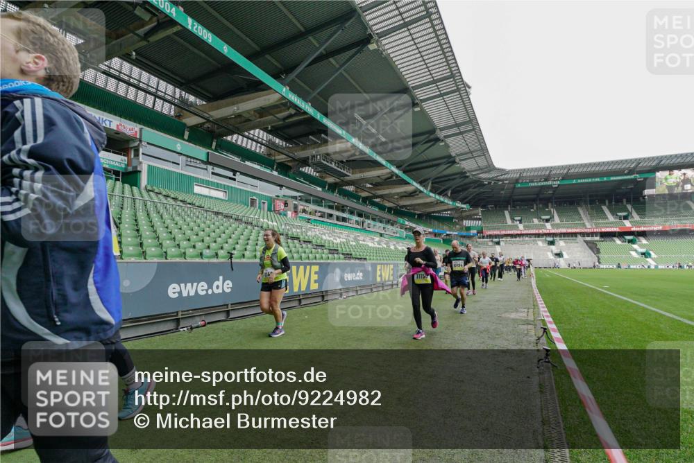 05.10.2025 - 20. swb-Marathon Bremen Michael Burmester http://msf.ph/oto/9224982 05.10.2025 10:37:56 Laufen im Stadion 7621, 7776, 8574, 9189, 9210, 9237, 9360, 9365, 9426, 9448, 9468, 9486, 9532, 9536, 9600, 9642, 9647, 9684, 9748, 9813, 9846, 9858, 9893, 9979, 10033, 10056, 10098, 10130, 10158, 10194, 10265, 10271, 10274, 10278, 10301, 10370, 10437, 10471, 10477, 10485, 10508, 10510, 10595, 10598, 10611, 10678, 10711, 10713, 10777, 10825, 10826, 10829, 10837, 10872, 10876, 10995, 11001, 11050, 11121, 11124, 11150, 11162, 11183, 11223, 11415, 9177, 9208, 9381, 9531 meine-sportfotos.de