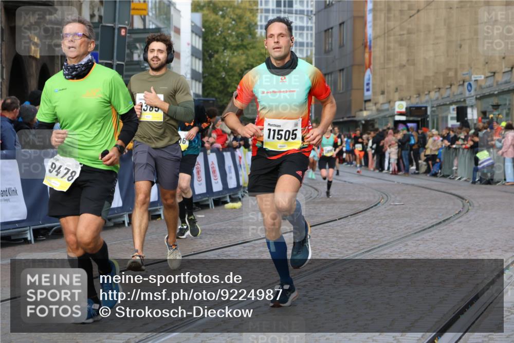 05.10.2025 - 20. swb-Marathon Bremen Strokosch-Dieckow http://msf.ph/oto/9224987 05.10.2025 10:48:33 Ziel 9385, 9406, 9437, 9478, 10177, 10303, 11005, 11096, 11357, 11505 meine-sportfotos.de