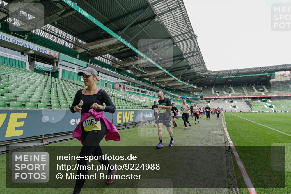 05.10.2025 - 20. swb-Marathon Bremen Michael Burmester http://msf.ph/oto/9224988 05.10.2025 10:37:58 Laufen im Stadion 7621, 7776, 8574, 9189, 9210, 9237, 9360, 9365, 9426, 9432, 9448, 9468, 9486, 9498, 9532, 9536, 9600, 9642, 9647, 9684, 9748, 9813, 9846, 9858, 9893, 9979, 10033, 10056, 10098, 10130, 10158, 10194, 10265, 10271, 10274, 10278, 10301, 10370, 10437, 10471, 10477, 10485, 10508, 10510, 10530, 10595, 10598, 10611, 10678, 10711, 10713, 10777, 10825, 10826, 10829, 10837, 10872, 10876, 10995, 11001, 11050, 11121, 11124, 11150, 11162, 11183, 11415, 9177, 9208, 9381, 9531 meine-sportfotos.de