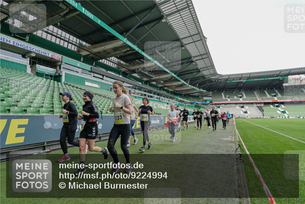 05.10.2025 - 20. swb-Marathon Bremen Michael Burmester http://msf.ph/oto/9224994 05.10.2025 10:38:00 Laufen im Stadion 7621, 7776, 8574, 9189, 9210, 9237, 9360, 9365, 9426, 9432, 9448, 9468, 9486, 9498, 9532, 9536, 9642, 9647, 9684, 9748, 9813, 9846, 9858, 9893, 10033, 10056, 10098, 10130, 10158, 10167, 10194, 10265, 10271, 10274, 10278, 10301, 10437, 10471, 10477, 10485, 10508, 10510, 10530, 10595, 10598, 10611, 10678, 10711, 10713, 10777, 10803, 10804, 10825, 10826, 10829, 10837, 10872, 10876, 10995, 11001, 11050, 11121, 11124, 11150, 11162, 11183, 11415, 9381, 9531 meine-sportfotos.de