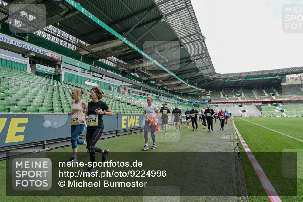 05.10.2025 - 20. swb-Marathon Bremen Michael Burmester http://msf.ph/oto/9224996 05.10.2025 10:38:01 Laufen im Stadion 7621, 7776, 8574, 9189, 9210, 9237, 9360, 9365, 9426, 9432, 9448, 9468, 9486, 9498, 9532, 9536, 9642, 9647, 9684, 9707, 9748, 9813, 9846, 9858, 9893, 10033, 10056, 10098, 10130, 10167, 10194, 10265, 10271, 10274, 10278, 10301, 10437, 10471, 10477, 10485, 10508, 10510, 10530, 10595, 10598, 10611, 10678, 10711, 10713, 10777, 10803, 10804, 10825, 10826, 10829, 10837, 10872, 10876, 10995, 11001, 11050, 11121, 11124, 11150, 11162, 11183, 11415, 9381, 9531 meine-sportfotos.de