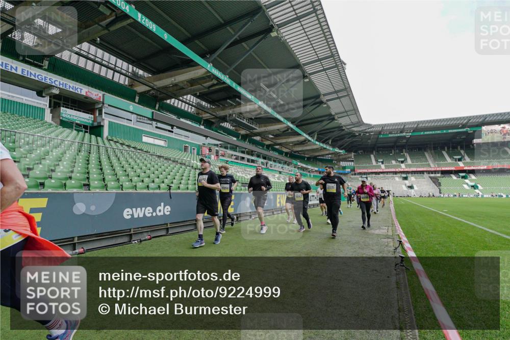 05.10.2025 - 20. swb-Marathon Bremen Michael Burmester http://msf.ph/oto/9224999 05.10.2025 10:38:03 Laufen im Stadion 7621, 7776, 8574, 9189, 9210, 9237, 9360, 9365, 9426, 9432, 9448, 9468, 9486, 9498, 9532, 9536, 9642, 9647, 9684, 9707, 9748, 9813, 9846, 9858, 9893, 10033, 10056, 10098, 10130, 10167, 10194, 10265, 10271, 10274, 10278, 10301, 10437, 10471, 10477, 10485, 10508, 10510, 10530, 10595, 10598, 10611, 10678, 10711, 10713, 10777, 10803, 10804, 10825, 10826, 10829, 10837, 10872, 10876, 10995, 11001, 11050, 11121, 11124, 11150, 11162, 11183, 11415, 9381, 9531 meine-sportfotos.de