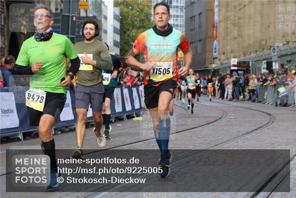 05.10.2025 - 20. swb-Marathon Bremen Strokosch-Dieckow http://msf.ph/oto/9225005 05.10.2025 10:48:33 Ziel 9385, 9406, 9437, 9478, 10177, 10303, 11005, 11096, 11357, 11505 meine-sportfotos.de