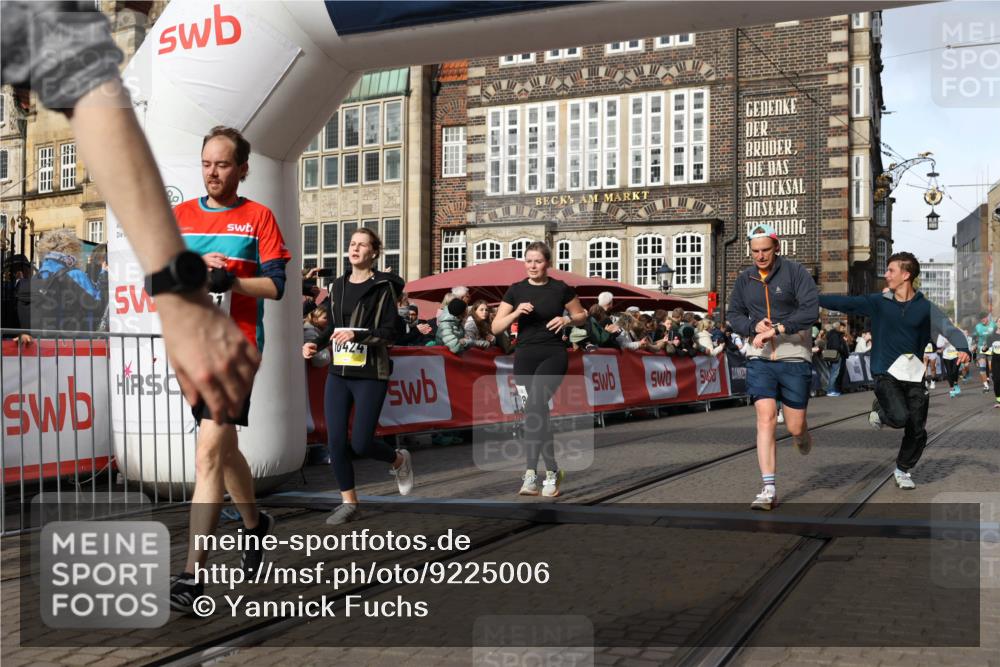 05.10.2025 - 20. swb-Marathon Bremen Yannick Fuchs http://msf.ph/oto/9225006 05.10.2025 10:56:29 Ziel 9258, 9424, 9783, 10028, 10191, 10196, 10424, 10590, 10992, 11364, 11554, 11662, 11723 meine-sportfotos.de