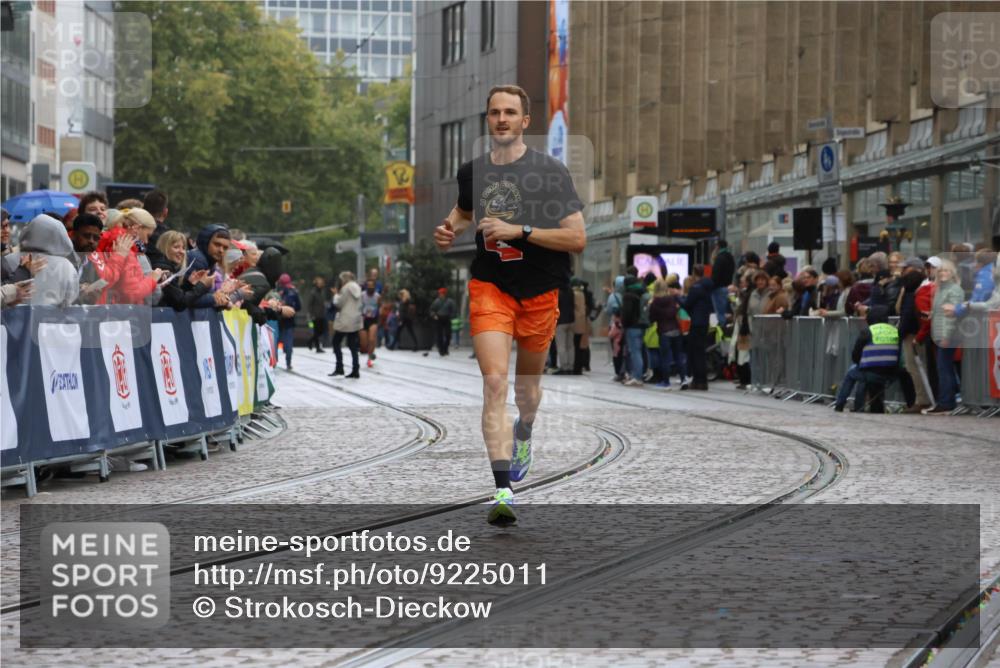 05.10.2025 - 20. swb-Marathon Bremen Strokosch-Dieckow http://msf.ph/oto/9225011 05.10.2025 12:17:31 Ziel 1124 meine-sportfotos.de
