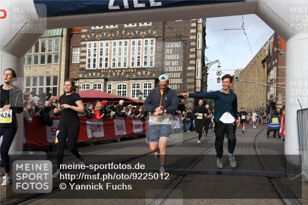 05.10.2025 - 20. swb-Marathon Bremen Yannick Fuchs http://msf.ph/oto/9225012 05.10.2025 10:56:29 Ziel 9258, 9424, 9783, 10028, 10191, 10196, 10424, 10590, 10992, 11364, 11554, 11662, 11723 meine-sportfotos.de