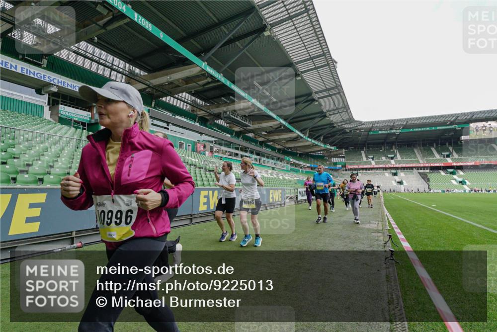 05.10.2025 - 20. swb-Marathon Bremen Michael Burmester http://msf.ph/oto/9225013 05.10.2025 10:38:06 Laufen im Stadion 7621, 7776, 8574, 9189, 9210, 9237, 9360, 9365, 9426, 9432, 9448, 9468, 9486, 9498, 9532, 9536, 9642, 9647, 9684, 9707, 9748, 9750, 9813, 9846, 9858, 9893, 10033, 10056, 10098, 10130, 10167, 10194, 10265, 10271, 10274, 10278, 10301, 10437, 10471, 10477, 10485, 10510, 10530, 10595, 10598, 10611, 10678, 10711, 10713, 10777, 10803, 10804, 10825, 10826, 10829, 10837, 10872, 10876, 10995, 11001, 11050, 11121, 11124, 11150, 11162, 11183, 11415, 9381, 9531 meine-sportfotos.de