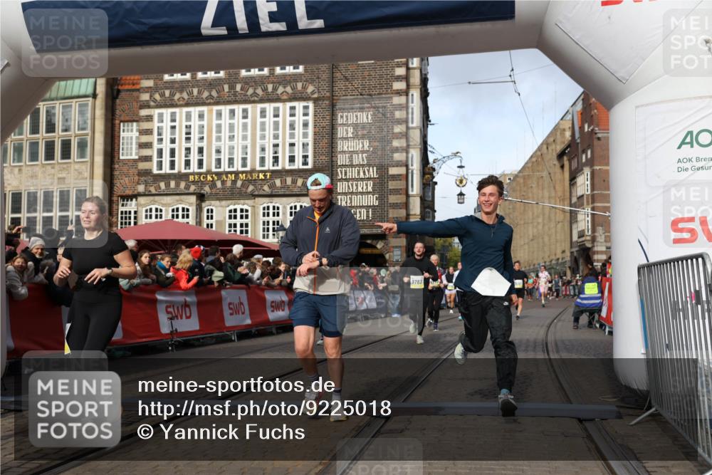05.10.2025 - 20. swb-Marathon Bremen Yannick Fuchs http://msf.ph/oto/9225018 05.10.2025 10:56:29 Ziel 9258, 9424, 9783, 10028, 10191, 10196, 10424, 10590, 10992, 11364, 11554, 11662, 11723 meine-sportfotos.de