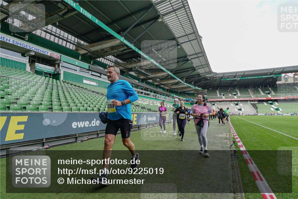 05.10.2025 - 20. swb-Marathon Bremen Michael Burmester http://msf.ph/oto/9225019 05.10.2025 10:38:08 Laufen im Stadion 7621, 7776, 8574, 9189, 9210, 9237, 9360, 9365, 9426, 9432, 9448, 9468, 9486, 9498, 9536, 9642, 9647, 9684, 9707, 9748, 9750, 9813, 9846, 9858, 9893, 9915, 9940, 10033, 10056, 10098, 10130, 10167, 10194, 10205, 10265, 10271, 10274, 10278, 10301, 10437, 10471, 10477, 10485, 10510, 10530, 10595, 10598, 10611, 10678, 10711, 10713, 10777, 10803, 10804, 10825, 10826, 10829, 10837, 10872, 10876, 10995, 11001, 11050, 11121, 11150, 11162, 11183, 11415, 9381, 9531 meine-sportfotos.de