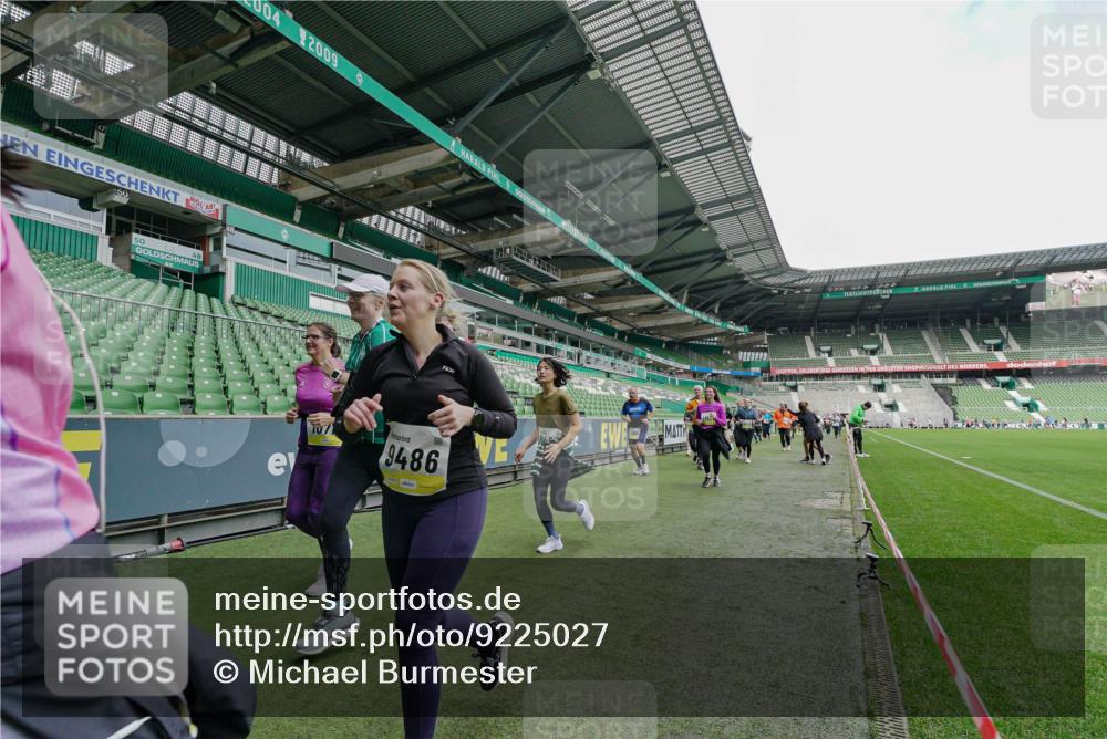 05.10.2025 - 20. swb-Marathon Bremen Michael Burmester http://msf.ph/oto/9225027 05.10.2025 10:38:10 Laufen im Stadion 7621, 7776, 8574, 9189, 9210, 9237, 9360, 9365, 9426, 9432, 9448, 9468, 9486, 9498, 9536, 9642, 9647, 9684, 9707, 9748, 9750, 9771, 9813, 9846, 9858, 9893, 9915, 9940, 10033, 10056, 10098, 10130, 10167, 10194, 10205, 10265, 10271, 10274, 10278, 10301, 10437, 10471, 10477, 10478, 10485, 10510, 10530, 10595, 10598, 10611, 10678, 10711, 10713, 10777, 10803, 10804, 10825, 10826, 10829, 10837, 10876, 10995, 11001, 11050, 11121, 11150, 11162, 11183, 11415, 9381 meine-sportfotos.de