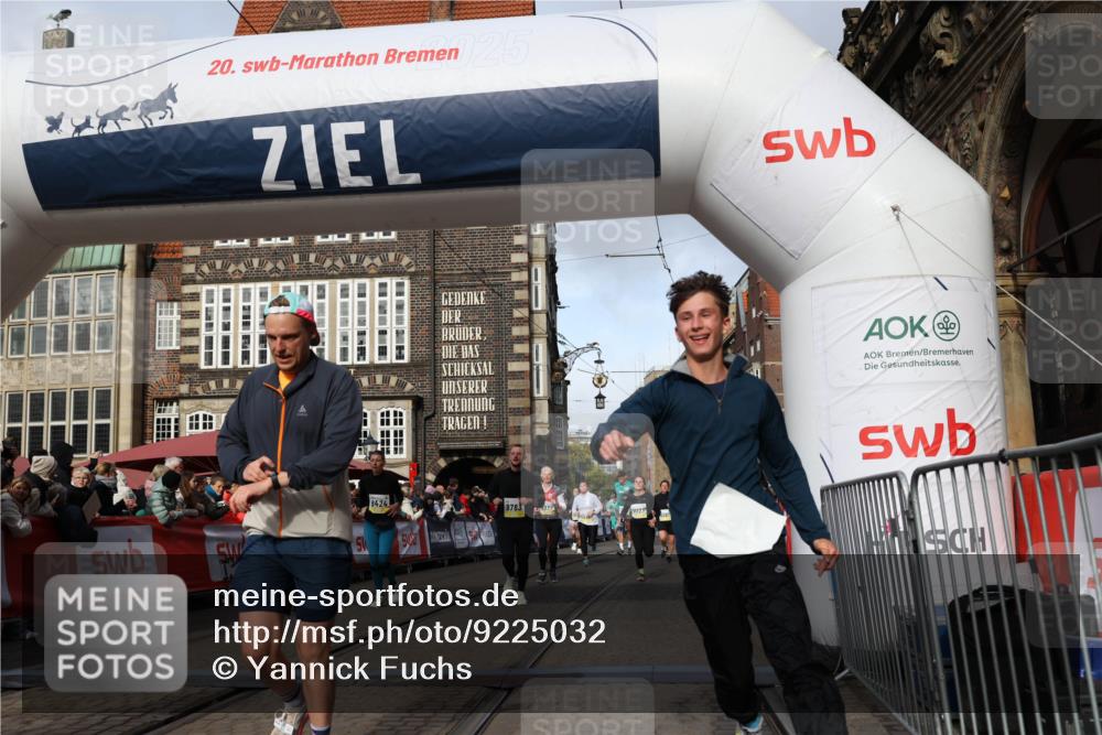 05.10.2025 - 20. swb-Marathon Bremen Yannick Fuchs http://msf.ph/oto/9225032 05.10.2025 10:56:30 Ziel 9424, 9783, 9932, 10028, 10191, 10196, 10424, 10590, 11554, 11662, 11723 meine-sportfotos.de